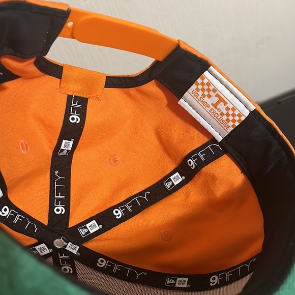 Tennessee Vols SnapBack, Fanny Pack, Travel Pillow - Picture 5 of 10